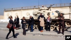 이집트 법원에서 '알자지라' 소속 기자 등에 대한 테러 관련 혐의 재판이 열리는 가운데, 이들이 수감된 토라 수용소 외부에 취재진에 모여있다.