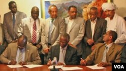 Perwakilan dari Sudan Utara dan Selatan menandatangani perjanjian mengenai kawasan kaya minyak Abyei di Addis Ababa, Ethiopia (20/6).