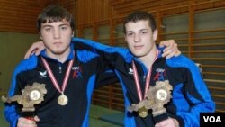 სალამ ზაურბეკოვი ახალგაზრდებს შორის, თავისუფალ ჭიდაობაში ავსტრიის ჩემპიონატზე გამარჯვების შემდეგ, 2011 წლის აპრილის ფოტო