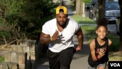 Riley Cooper and Thamar Davis race each other near their District home. (Saqib Ul Islam/VOA)