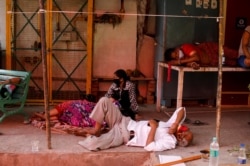 People with breathing problems due to the COVID-19 wait to receive oxygen support for free at a Gurudwara (Sikh temple) in Ghaziabad, India, April 27, 2021.