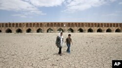 بستر خشک زاینده‌رود (آرشیو) 