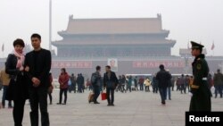 Polisi paramiliter China melakukan penjagaan ketat di Lapangan Tiananmen, Beijing (1/11) menyusul serangan mobil pekan sebelumnya. 