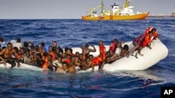 Des migrants à bord d'un canot pneumatique à l'approche du navire du SOS Meditrranee, Aquarius, au large de l'île italienne de Lampedusa, le 17 avril 2016