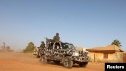Pasukan keamanan berpatroli di wilayah Kankara, negara bagian Katsina, Nigeria, pada 16 Desember 2020. (Foto: Reuters/Afolabi Sotunde)
