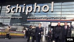 Para petugas keamanan di bandara Schiphol, Amsterdam (foto: dok). AS dan Belanda tengah menyelidiki kasus sandwich berisi jarum dalam penerbangan dari Amsterdam ke AS. 