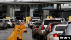 Antrian mobil yang ingin memasuki wilayah AS di perbatasan San Ysidro, Tijuana, Meksiko, 19 Maret 2020. (Photo: Reuters)