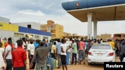 苏丹喀土穆民众在一个加油站等待加油。（2023年4月30日）