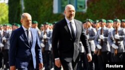 د جرمني صدراعظم اولف شولتز خپل اوکرایني سیال ته هرکلی ووایه. 