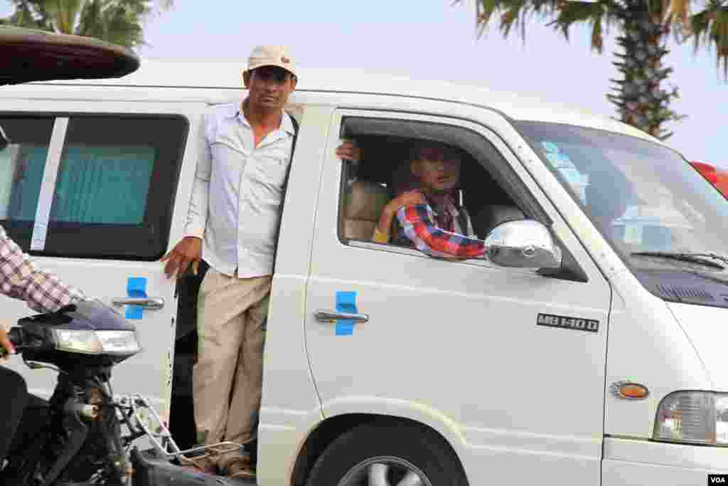 ប្រជាពលរដ្ឋ​កម្ពុជា​ ធ្វើដំណើរ​ទៅកាន់​ស្រុក​កំណើត​ នា​ឱកាស​បុណ្យ​ចូលឆ្នាំ​ខ្មែរ​ ក្នុង​រាជធានី​ភ្នំពេញ​ នៅ​ថ្ងៃទី​១៣ ខែ​មេសា​ ឆ្នាំ​២០១៧។ (ហ៊ាន សុជាតា/ VOA)