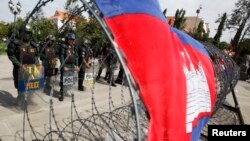 កម្លាំង​សន្តិសុខ​​យាម​​នៅ​ទី​លាន​ប្រជាធិបតេយ្យ​ក្នុង​អំឡុង​បាតុកម្ម​មួយ​កាលពី​ថ្ងៃ​ទី​១៥ ខែ​កក្កដា ឆ្នាំ​២០១៤។