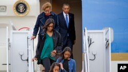 លោក​ប្រធានាធិបតី​បារ៉ាក់ អូបាម៉ា ចុះ​ពី​យន្តហោះ Air Force One ជាមួយ​នឹង​គ្រួសារ​របស់​លោក កាលពី​ថ្ងៃទី២៥ ខែមីនា ឆ្នាំ២០១៦ នៅ​មូលដ្ឋាន​ទ័ព Andrews Air Force Base។