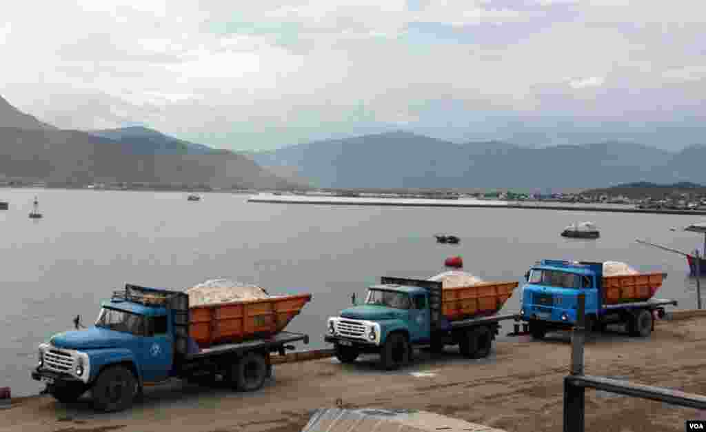 Trucks of silicate at Cam Ranh Bay Port, Vietnam. (D. Schearf/VOA)