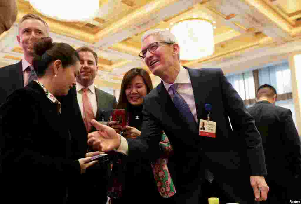 苹果首席执行官蒂姆&middot;库克2018年3月24日在北京钓鱼台国宾馆出席2018年中国发展论坛（CDF）年会。 库克说&ldquo;拥抱开放、拥抱贸易、拥抱多样性的国家能成功&rdquo;，&ldquo;1+1=3&rdquo;，通过合作可以把蛋糕做大，而不是去争夺一块蛋糕。他承认两国贸易有些情况下并不不是所有人都受益，也不公平，但随着时间推移会解决这些问题，而让所有人生活更美好。