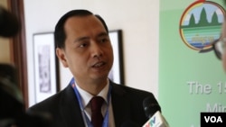 រូបឯកសារ៖ លោក នេត្រ ភក្រ្តា អ្នកនាំពាក្យ​ក្រសួង​បរិស្ថាន ថ្លែង​ទៅ​កាន់​អ្នកសារព័ត៌មាន​នៅ​ក្នុង​កិច្ចប្រជុំ​លើក​ទី១៥ របស់​រដ្ឋមន្រ្តី​បរិស្ថាន​អាស៊ាន។ (ស៊ុន ណារិន/វីអូអេ)