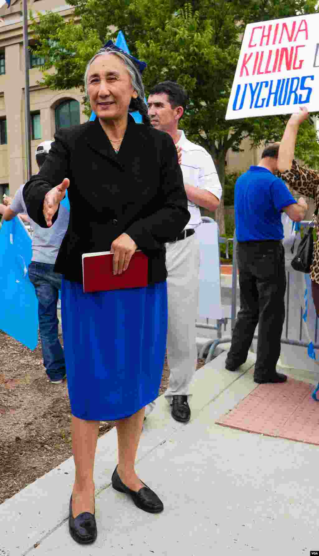 Jahon uyg&#39;urlari kongressi rahbari Robiya Qodir, Xitoy elchixonasi qarshisidagi namoyishdan oldin, Vashington, 3-avgust, 2014-yil. Odil Ruzaliev surati