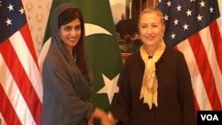 Menlu Pakistan, Hina Rabbani Khar (kiri) bertemu Menlu AS Hillary Clinton di New York (19/9).