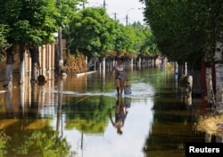 Kaxovka to'g'oni portlatilganidan keyingi manzara, Hola Pristan shahri, Ukraina, 16-iyun, 2023