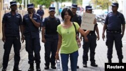 Wata mai goyon bayan dan takara Mohammed Nasheed dauke da kwali lokacin zanga-zangar nuna kin jinin 'yan sanda da suka hana gudanar da zabe