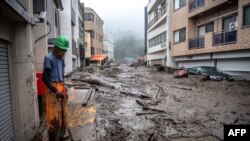 구호요원이 산사태가 일어난 시즈오카현 아타미시에서 토사를 치우고 있다. 