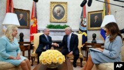 President Donald Trump and first lady Melania Trump meet with Israeli Prime Minister Benjamin Netanyahu and his wife Sara Netanyahu in the Oval Office of the White House, March 5, 2018, in Washington. 