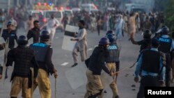 Anti-government protesters clash with riot police during unrest in Islamabad September 1, 2014.