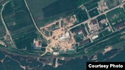 지난해 8월 6일 북한 영변 핵 시설의 위성사진. 경수로 건물 꼭대기에 새롭게 반구형 지붕을 설치한 것을 확인할 수 있다. 미국 '지오아이' 제공.