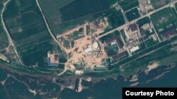 지난 8월 6일 북한 영변 핵 시설을 찍은 인공위성 사진. 경수로 건물 꼭대기에 반구형 지붕을 설치한 것을 확인할 수 있다. 지오아이(GeoEye) 제공.