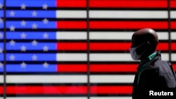 Muškarac nosi masku dok šeta Times Squareom, New York, 27. april 2021. godine.