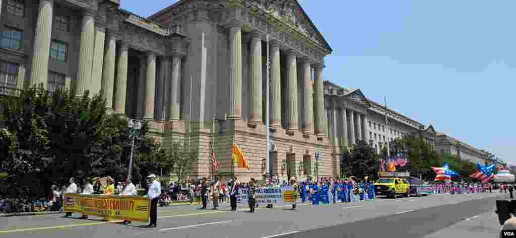 华盛顿独立日庆祝游行街头即景。(2025年7月4日)