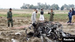 Polisi Irak memeriksa lokasi serangan bom di ps pemeriksaan polisi dekat kota Najaf, Irak, 1 Januari 2017. 