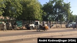 Bourse du travail quadrillée par la police à N’Djamena pour empêcher un rassemblement de femmes syndicalistes, Tchad, 6 decembre 2016. (VOA/André Kodmadjingar)