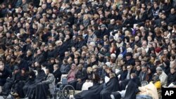 មនុស្ស​ដែល​រងរបួស ក្នុង​ការ​វាយប្រហារ​ក្នុង​ក្រុង​ប៉ារីស​កាលពី​ថ្ងៃទី១៣ ខែវិច្ឆិកា រង់ចាំ​ការ​ចាប់ផ្តើម​នៃ​ពិធី Invalides ក្នុង​ក្រុង​ប៉ារីស កាលពី​ថ្ងៃទី២៧ ខែវិច្ឆិកា ឆ្នាំ២០១៥។