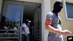 Polisi khusus Perancis saat melakukan pemeriksaan di apartemen pelaku serangan di kota Nice, Mohamed Lahouaiej Bouhlel, 16 Juli lalu (foto: dok).
