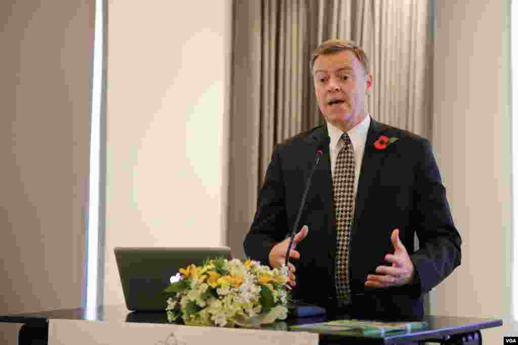 អគ្គរាជទូត​អង់គ្លេស​លោក​ Bill Longhurst​ ថ្លែង​សុន្ទរកថា​នៅ​ក្នុង​ពិធី​សម្ពោធ​គម្រោង​STEM​​​ គឺ​គម្រោង​ &laquo;មជ្ឈមណ្ឌល​STEM&raquo; ​និង​គម្រោង​&laquo;អ្នកវិទ្យាសាស្ត្រតូច​&raquo; របស់​ស្ថានទូត​អង់គ្លេស​ប្រចាំ​កម្ពុជា ​ក្នុង​រាជធានី​ភ្នំពេញ​​ ​កាល​ពី​ថ្ងៃទី​៩ ខែវិច្ឆិកា​ ឆ្នាំ២០១៦។​​ (ហ៊ាន​ សុជាតា​/ VOA)​&nbsp;