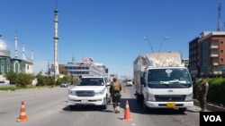 FILE - Checkpoints stop drivers without explicit permission to be on the roads, in Irbil, Iraq, April 7, 2020. (Halan Akoiy/VOA)