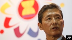 북한 리동일 외무성 대변인이 6일 말레이시아 쿠알라룸푸르에서 열린 아세안 외무장관회의에서 기자회견을 하고 있다.