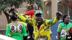 អ្នក​គាំទ្រ​គណបក្ស​​របស់​ប្រធានាធិបតី Emmerson Mnangagwa សប្បាយ​រីករាយ​នៅ​ទីក្រុង​ហារ៉ារ៉េ កាល​ពី​ថ្ងៃ​សុក្រទី​២៣ សីហា ២០១៨។