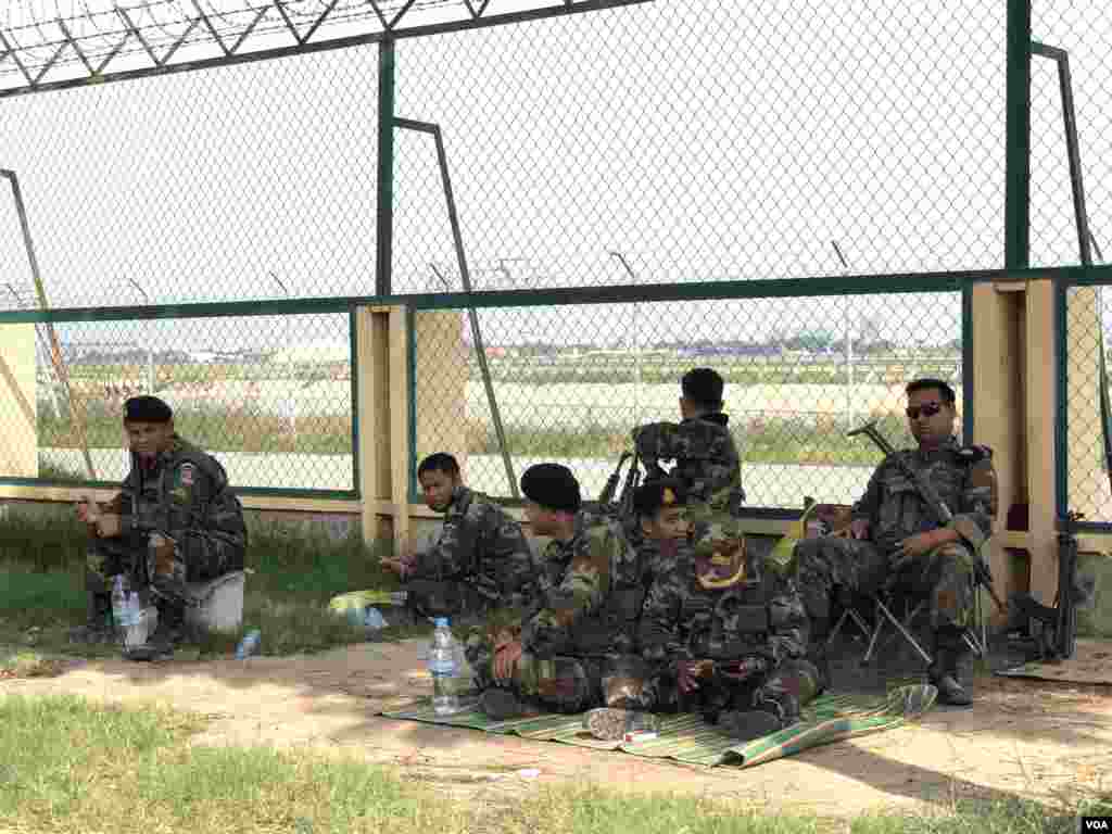 កម្លាំង​សមត្ថកិច្ច​ចម្រុះ ដែល​មាន​ក្រុម​កងរាជ​អាវុធ​ហត្ថ និងកង​កម្លាំង​ទាហា​ន​ជាច្រើន​រយ​នាក់​ប្រដាប់​ដោយ​អាវុធ​ ល្បាត​នៅ​​ខាងមុខ អាកាសយានដ្ឋាន​អន្តរជាតិ​ភ្នំពេញ​រង់ចាំ​ការ​វិល​ត្រឡប់​របស់​លោក សម រង្ស៊ីមេដឹក​នាំ​ក្រុម​ជំទាស់​​នា​ថ្ងៃសៅរ៍ ទី​០៩ វិច្ឆិកា ឆ្