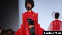 Kontemporer Couture rancangan Kimberly Tandra. (courtesy IFG/VOA)