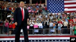 Prezident Donald Tramp respublikachi nomzodlarni yoqlab saylov kampaniyasi olib bormoqda, 10-oktabr, 2018-yil.