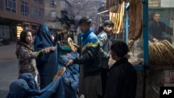 اخیراً برنامۀ ملل متحد از کمبود بودجه برای رسیدگی به نیازمندان در افغانستان ابراز نگرانی کرده و گفته که از ۱۴ میلیون نیازمند در این کشور، تنها قادر است به نیم آن رسیدگی کند.