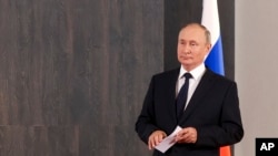 블라디미르 푸틴 러시아 대통령이 15일 우즈베키스탄 사마르칸트에서 열린 상하이협력기구(SCO) 정상회의에 참석했다.