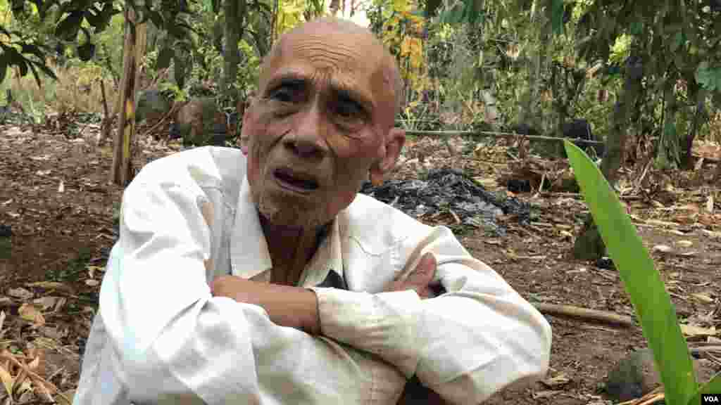 លោក​អោ​ អាន​ អតីត​អនុ​លេខា​ភូមិភាគ​កណ្ដាល​ ក្នុង​របប​ខ្មែរ​ក្រហម​ អង្គុយ​លើ​ដី​ក្នុង​​ចម្ការ​របស់​លោក​ក្នុង​ស្រុក​កម្រៀង​ ខេត្ត​បាត់​ដំបង​កាលពីថ្ងៃ​ទី​១៥​ ខែធ្នូ​ ឆ្នាំ​២០១៩​។ (ហ៊ុល រស្មី/VOA)