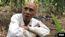 រូបឯកសារ៖ លោក​អោ​ អាន​ អតីត​អនុ​លេខា​ភូមិភាគ​កណ្ដាល​ ក្នុង​របប​ខ្មែរ​ក្រហម​ អង្គុយ​លើ​ដី​ក្នុង​​ចម្ការ​របស់​លោក​ក្នុង​ស្រុក​កម្រៀង​ ខេត្ត​បាត់​ដំបង​កាលពីថ្ងៃ​ទី​១៥​ ខែធ្នូ​ ឆ្នាំ​២០១៩​។ (ហ៊ុល រស្មី/VOA)