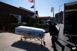 신종 코로나바이러스 팬데믹 당시인 지난 2020년 뉴욕 퀸즈의 장의 시설에서 관을 들여놓고 있다. (자료사진)