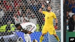 英国黑人球员拉什福德在星期天与意大利争夺欧洲杯的决赛的点球大战中失利（2021年7月11日）