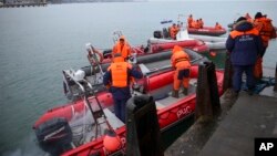 Secouristes du Ministère des situations d'urgence au large de Sotchi en Russie, le 26 décembre 2016.