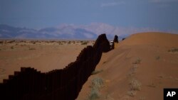 亚利桑那州尤马附近的美墨边界围栏。（资料照片）