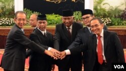 Para pemimpin KPK, dari kiri ke kanan: Adnan P. Praja, Indriyanto Seno Adji, Taufiqurrahman Ruki, Johan Budi dan Zulkarnain di Istana Negara (20/2). (foto: VOA/Andylala). ICW mendesak KPK untuk tetap menangani kasus Komjen Budi Gunawan.